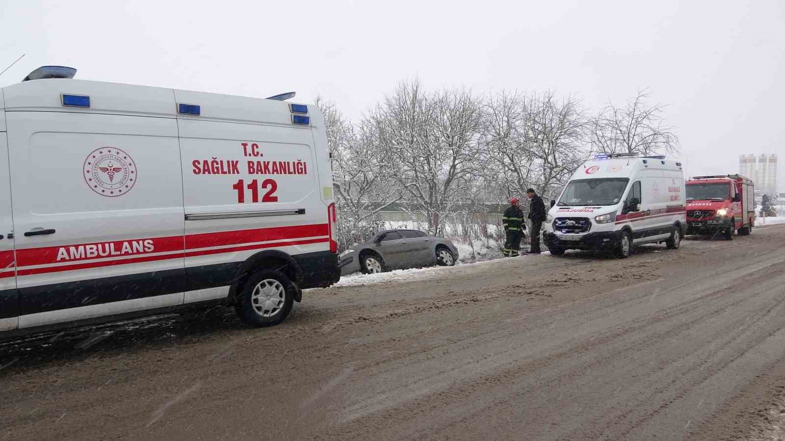 Kar kazayı beraberinde getirdi, yan yatan otomobildeki 4 kişi yaralandı
