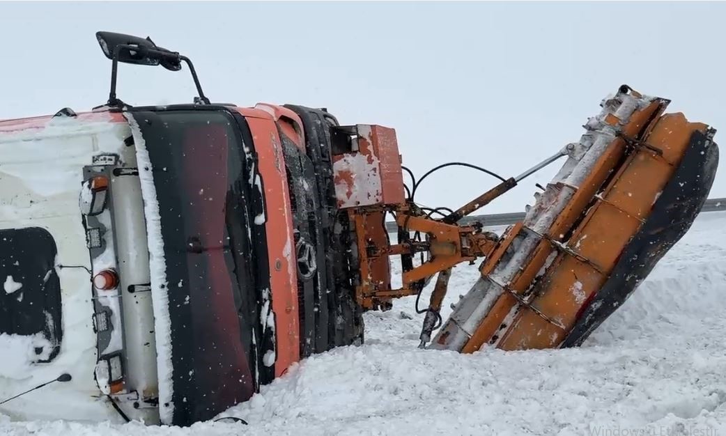 Kar küreme aracı kaza yaptı
