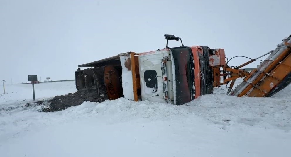 Kar küreme aracı kaza yaptı
