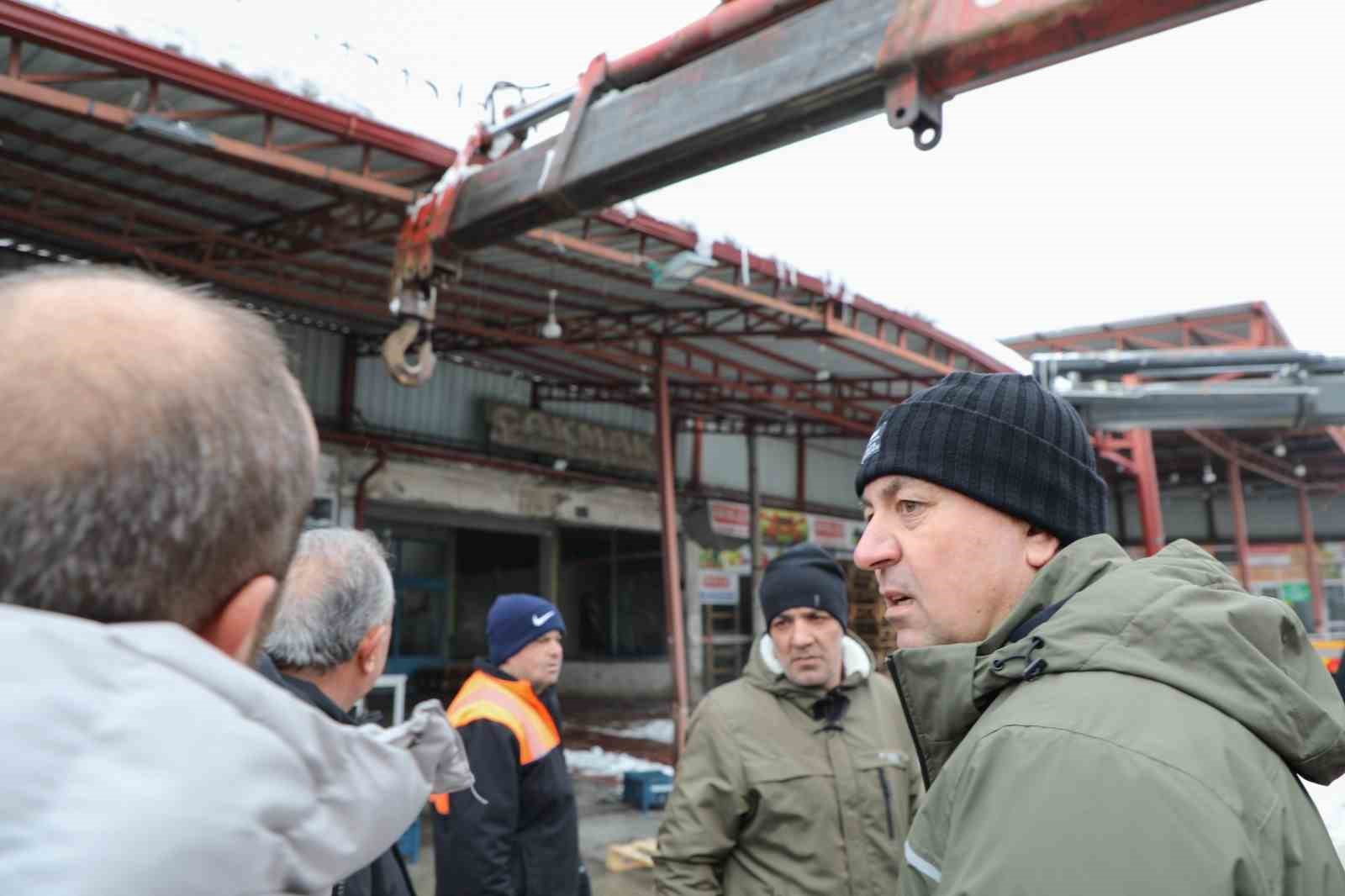 Kar kütleleri sundurmaları çökertti, Başkan Uzun sahada inceleme yaptı
