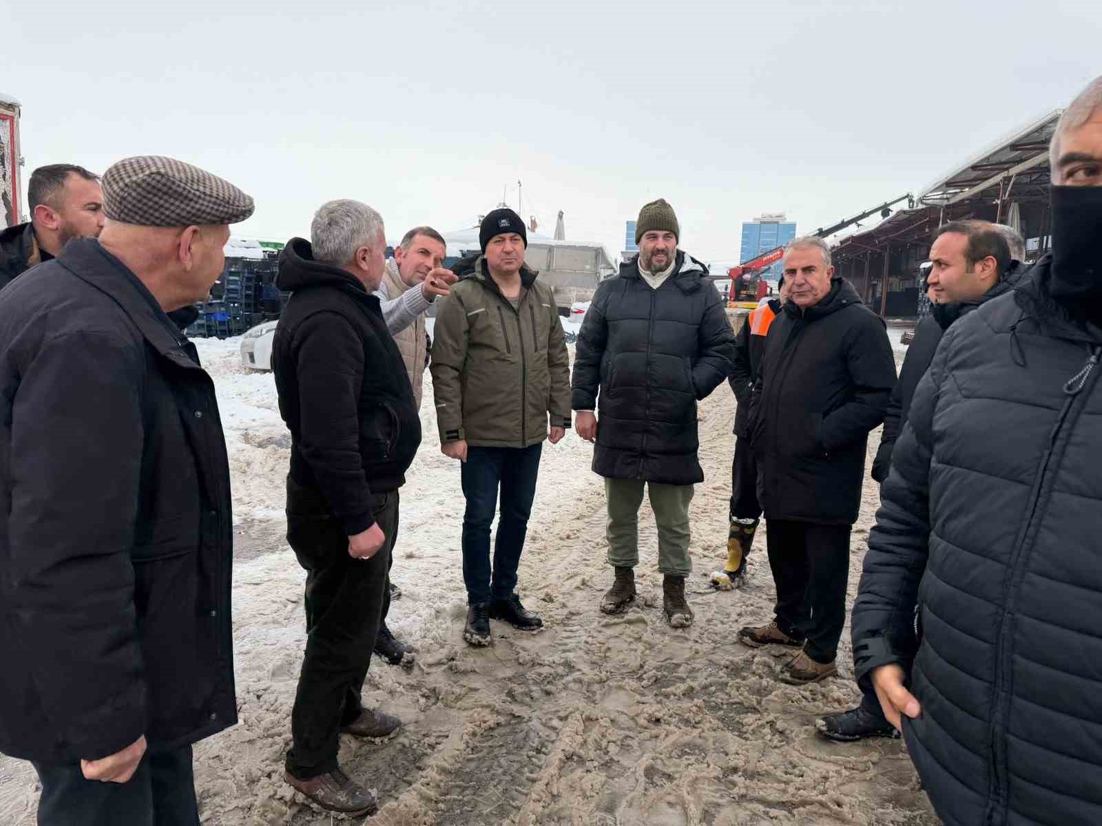 Kar kütleleri sundurmaları çökertti, Başkan Uzun sahada inceleme yaptı
