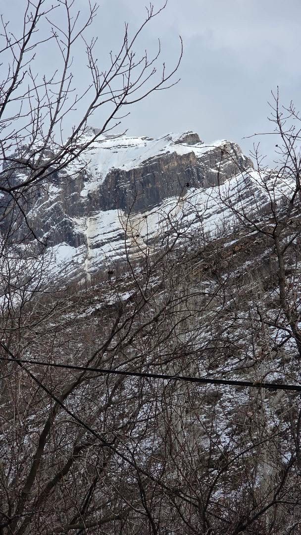 Kar kütlesi şelale gibi aktı

