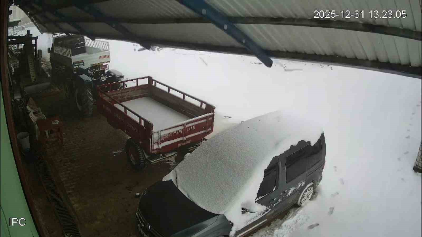 Kar kütlesini taşıyamayan çatı araçların üzerine çöktü
