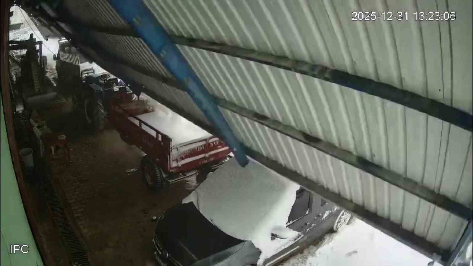 Kar kütlesini taşıyamayan çatı araçların üzerine çöktü
