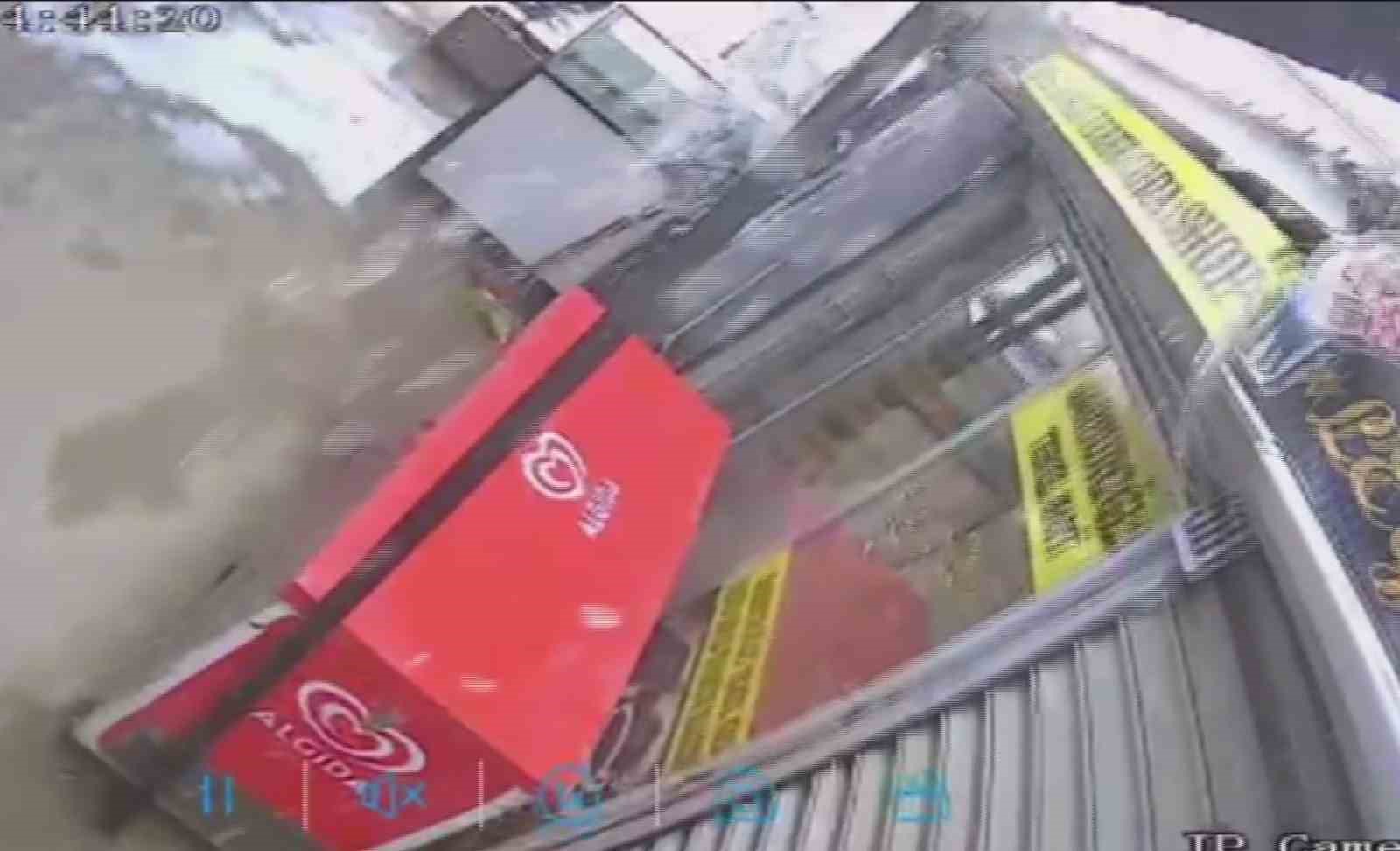 Kar kütlesini taşıyamayan plastik çatının yerle bir olmasıyla korku dolu anlar yaşadılar
