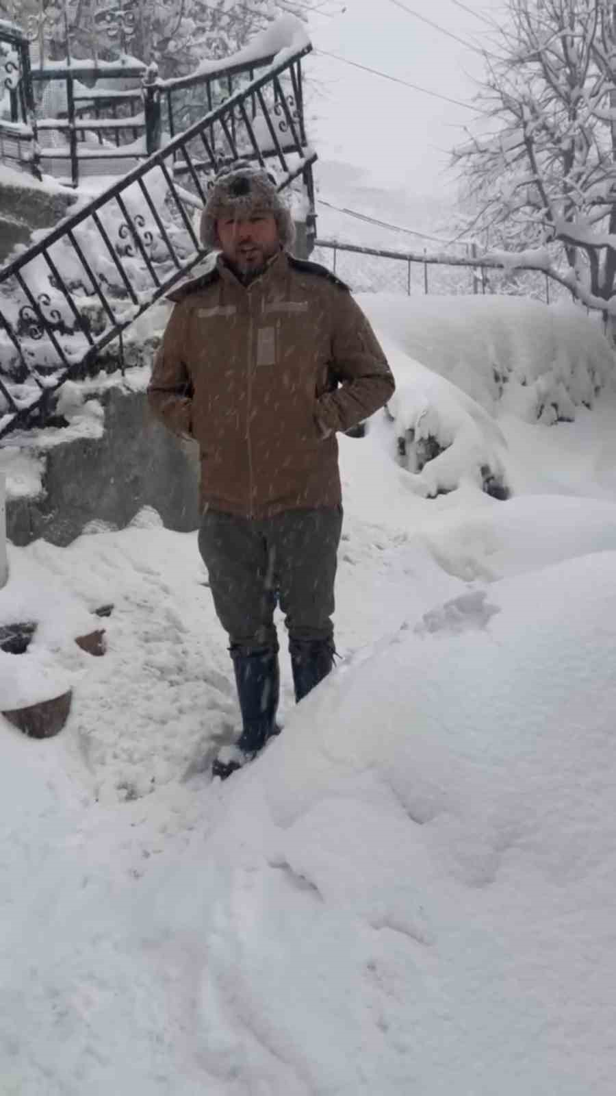 Kar nedeniyle aç kalan kurt, köpek barınağına sığındı
