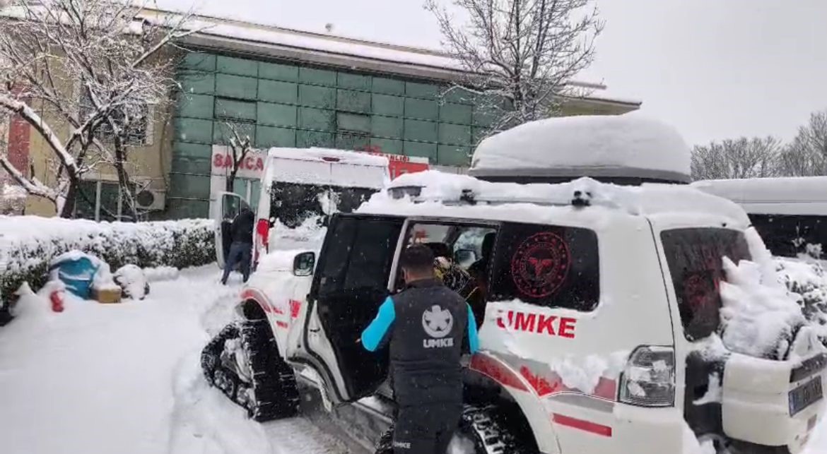 Kar nedeniyle diyaliz merkezine gidemeyen yaşlı kadının imdadına UMKE yetişti
