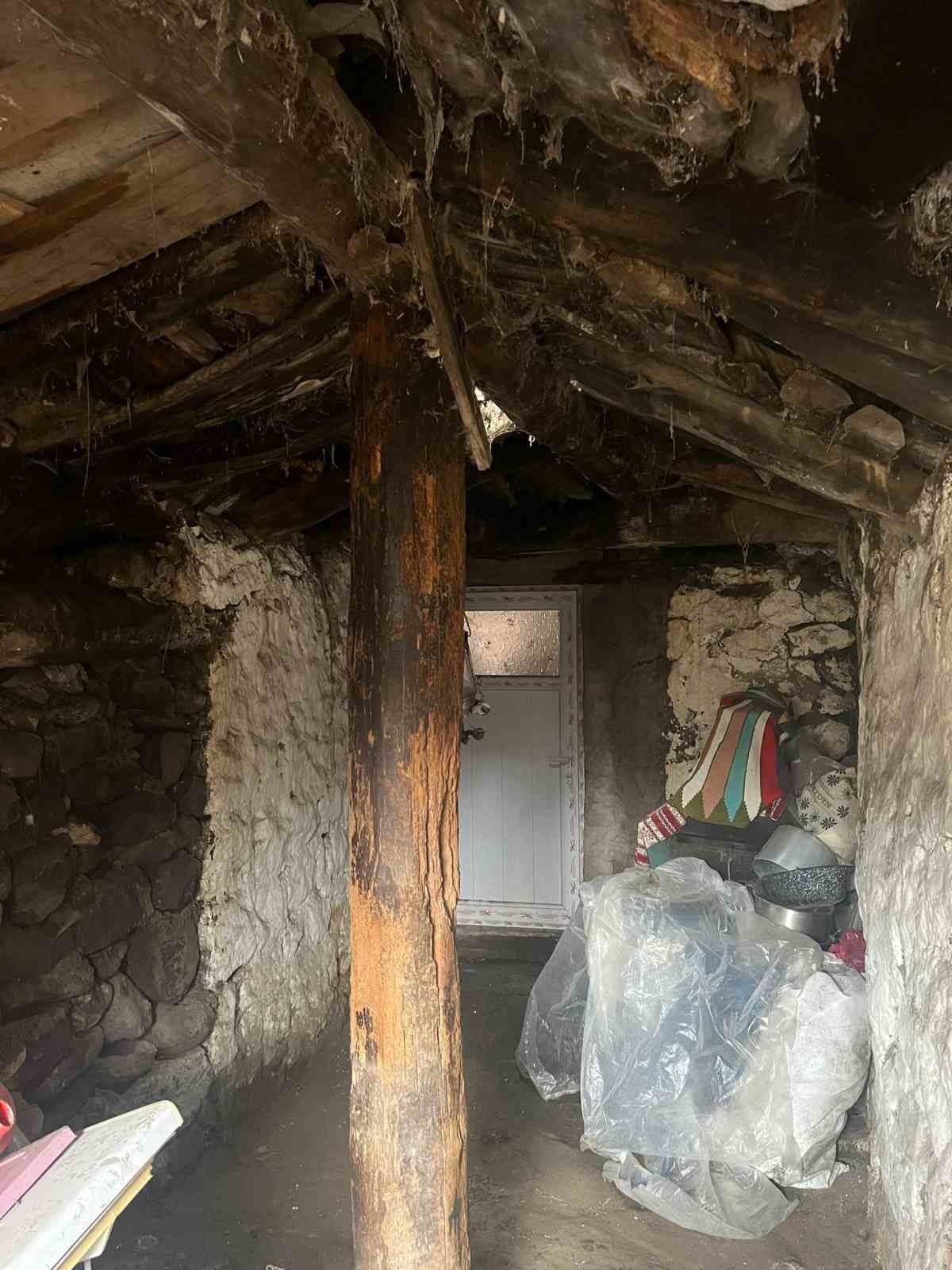 Kar nedeniyle ev ve ahır çöktü
