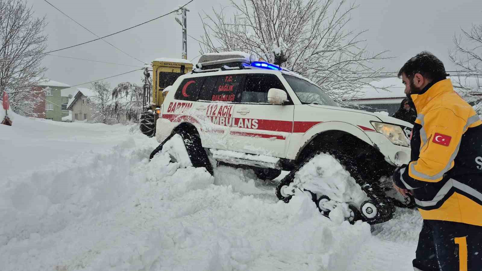 Kar nedeniyle evinde mahsur kalan hastayı sağlık ekipleri kurtardı
Kar nedeniyle evinde mahsur kalan hastayı sağlık ekipleri kurtardı