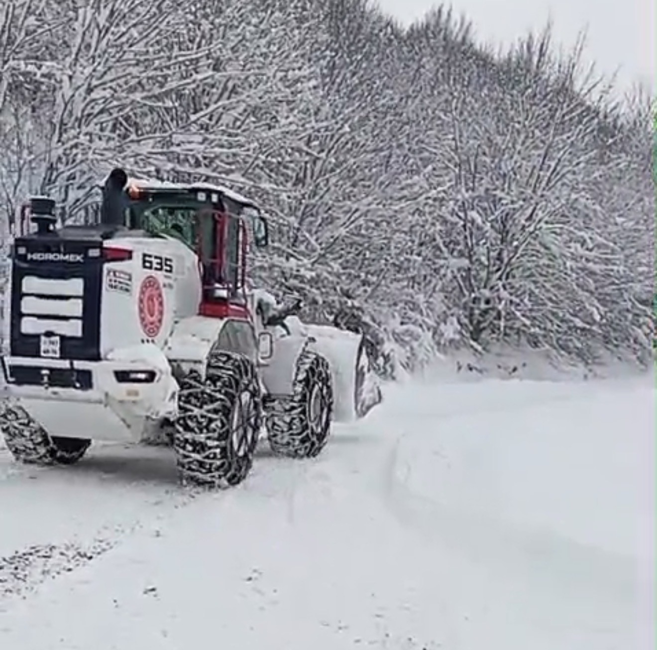 Kar nedeniyle yol kapandı, cenaze iş makinesiyle taşındı
