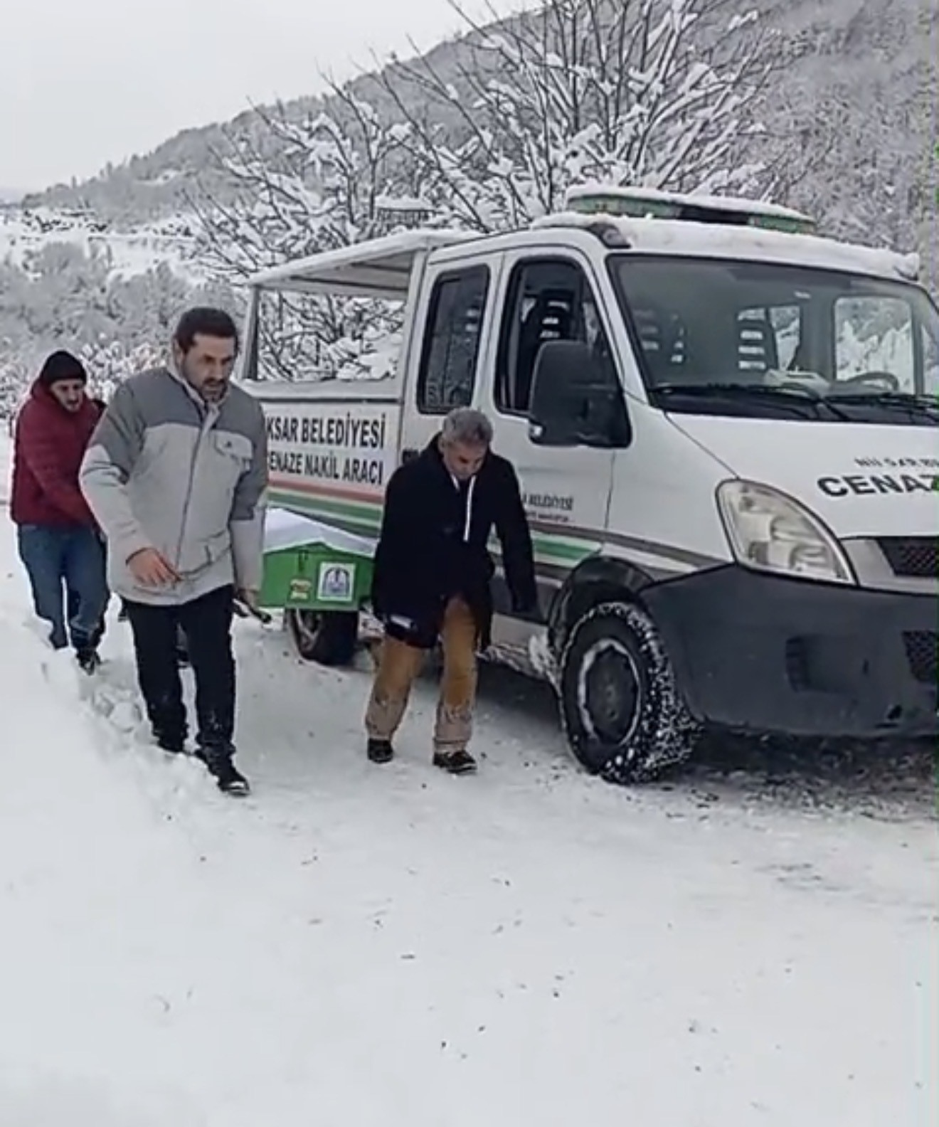 Kar nedeniyle yol kapandı, cenaze iş makinesiyle taşındı
