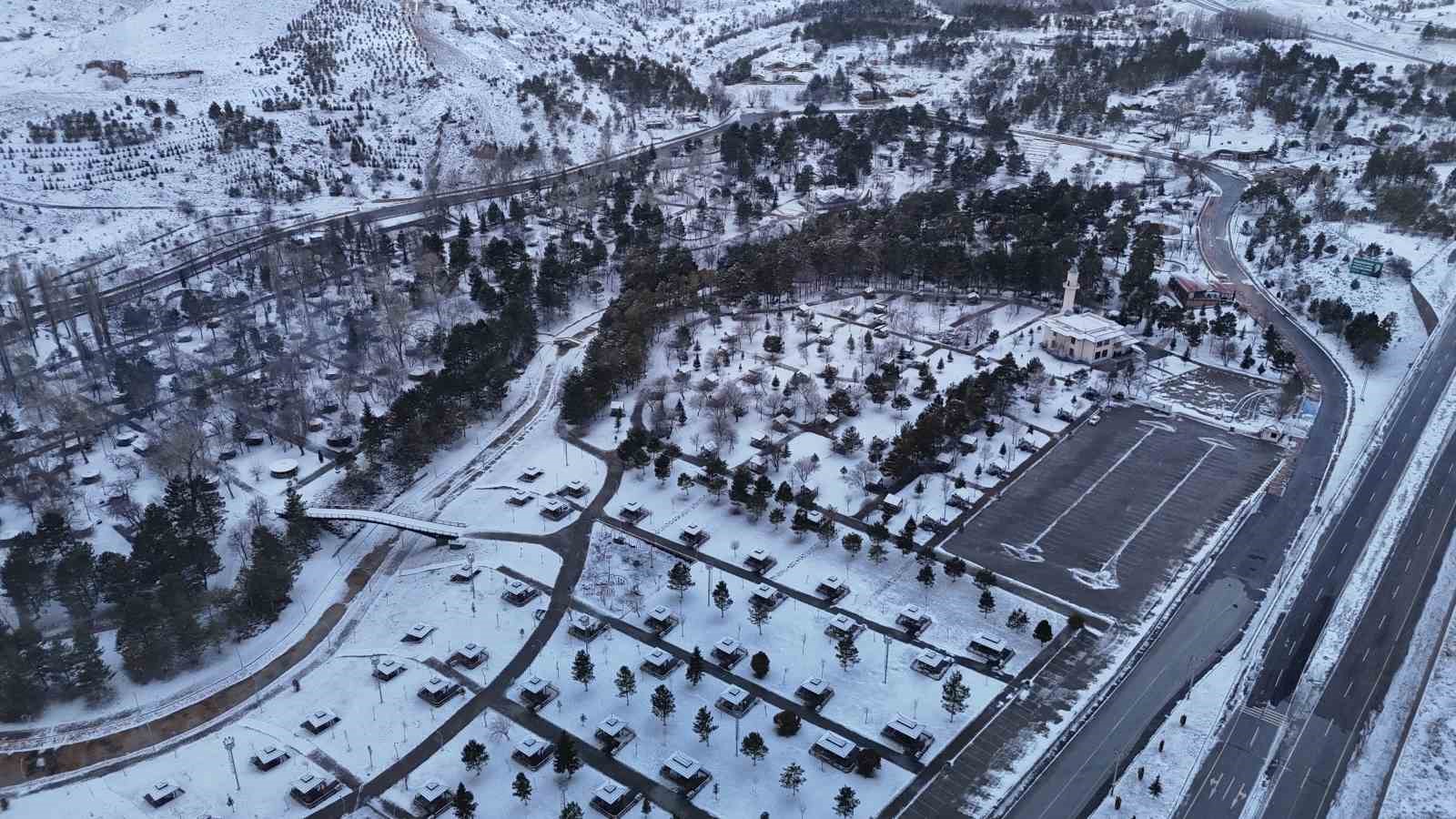 Kar Sivas’ı terk edemedi, şehir yeniden beyaza büründü
