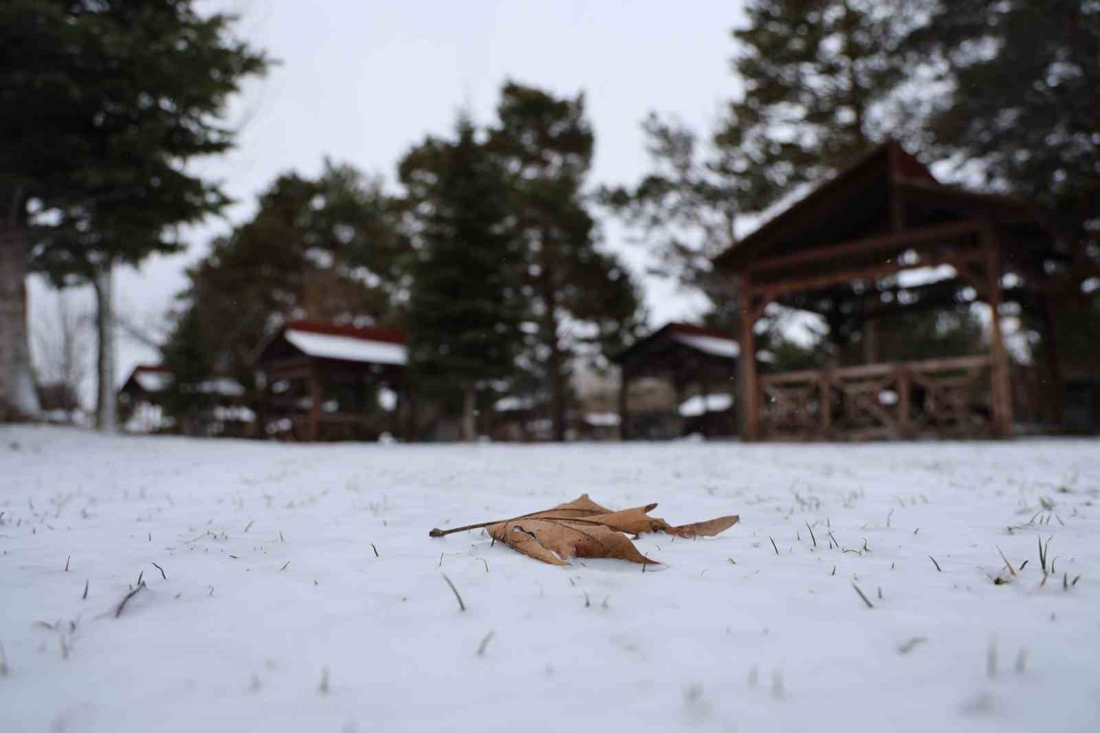 Kar Sivas’ı terk edemedi, şehir yeniden beyaza büründü
