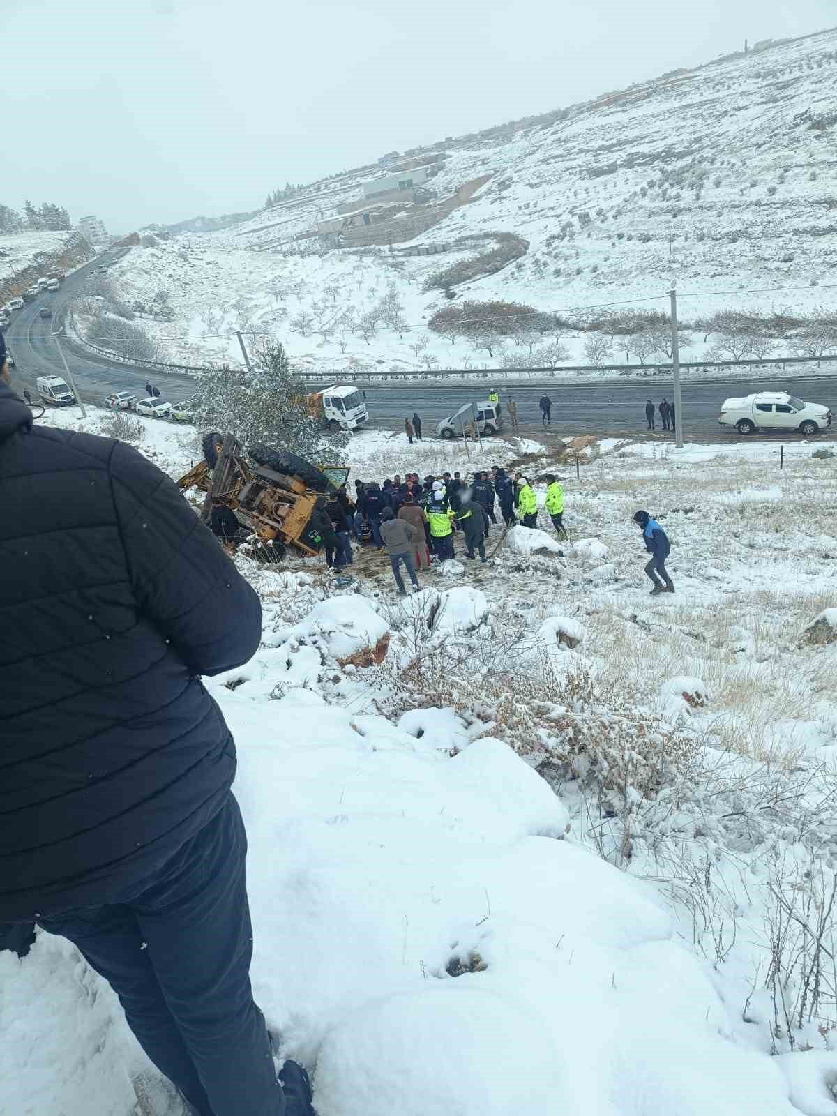 Kar temizliği yapan iş makinesi devrildi: 1 yaralı
