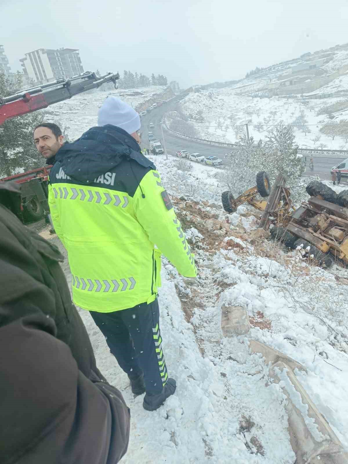 Kar temizliği yapan iş makinesi devrildi: 1 yaralı
