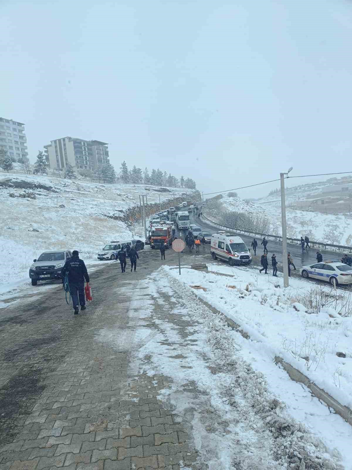 Kar temizliği yapan iş makinesi devrildi: 1 yaralı
