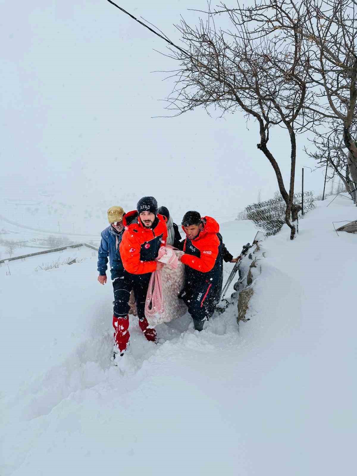 Kar, tipi, soğuk dinlemedi, AFAD 400 metre sırtında taşıdı
