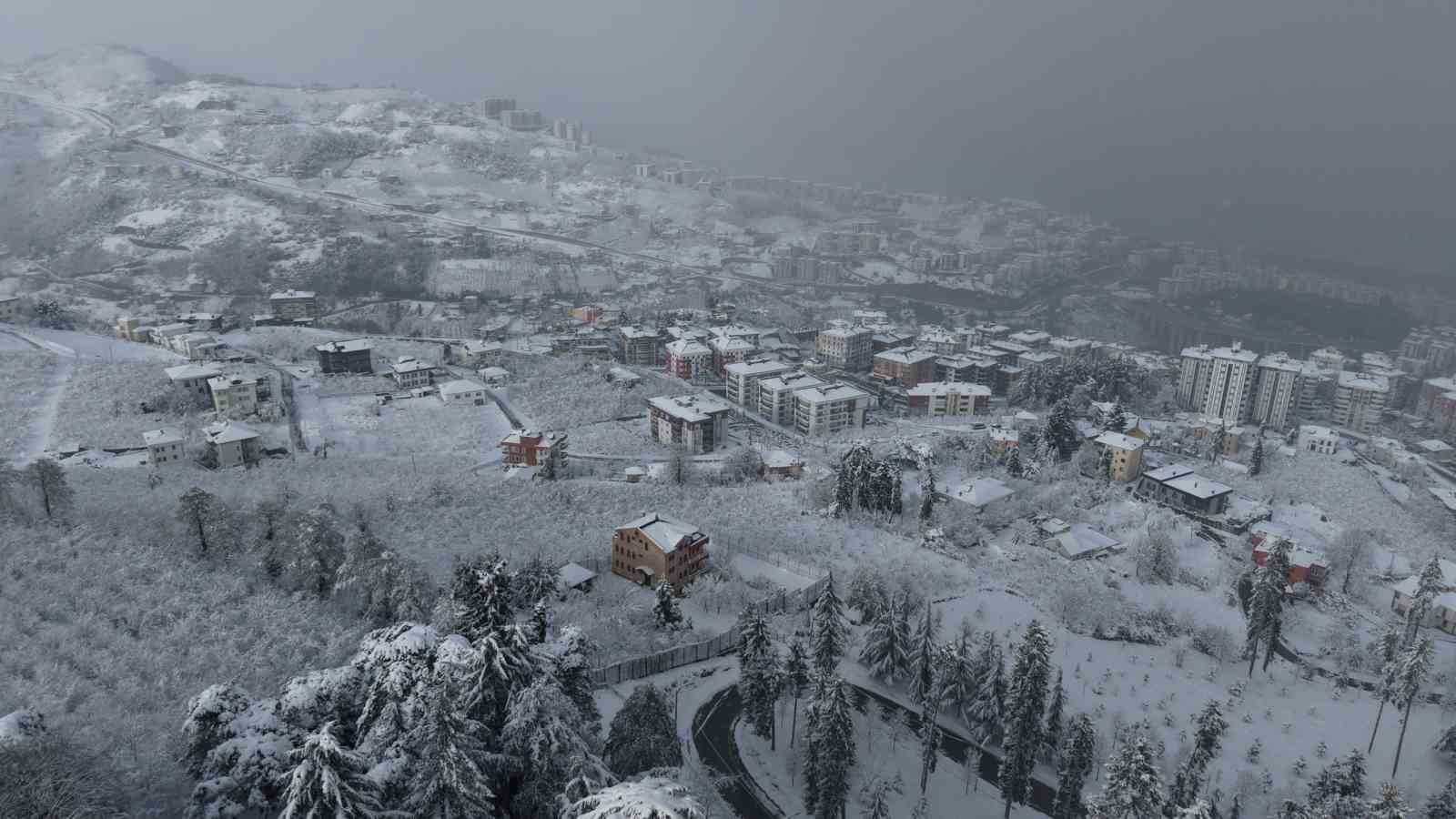 Kar Trabzon’u beyaza bürüdü

