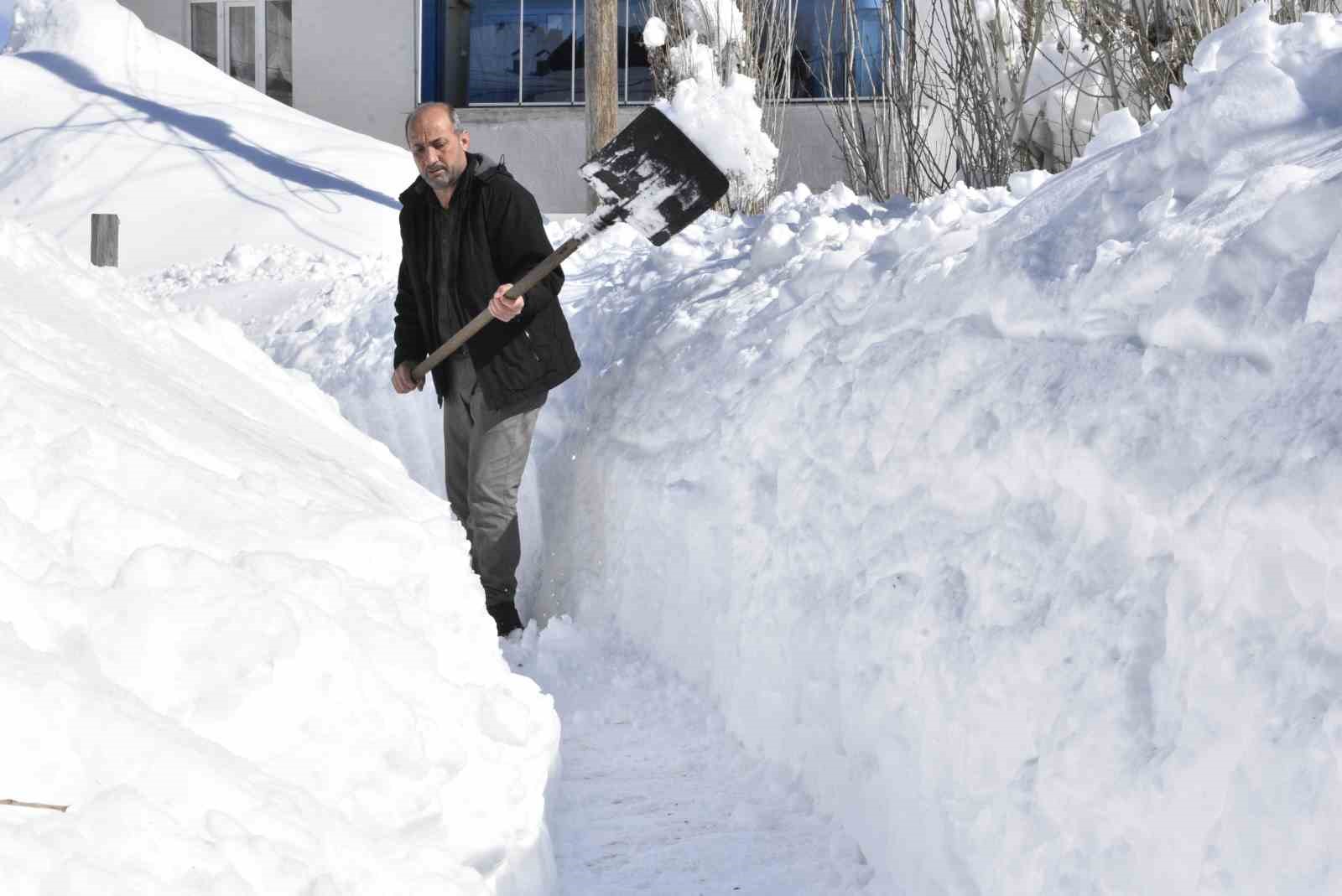 Kar tünelinden evlere ulaşım
