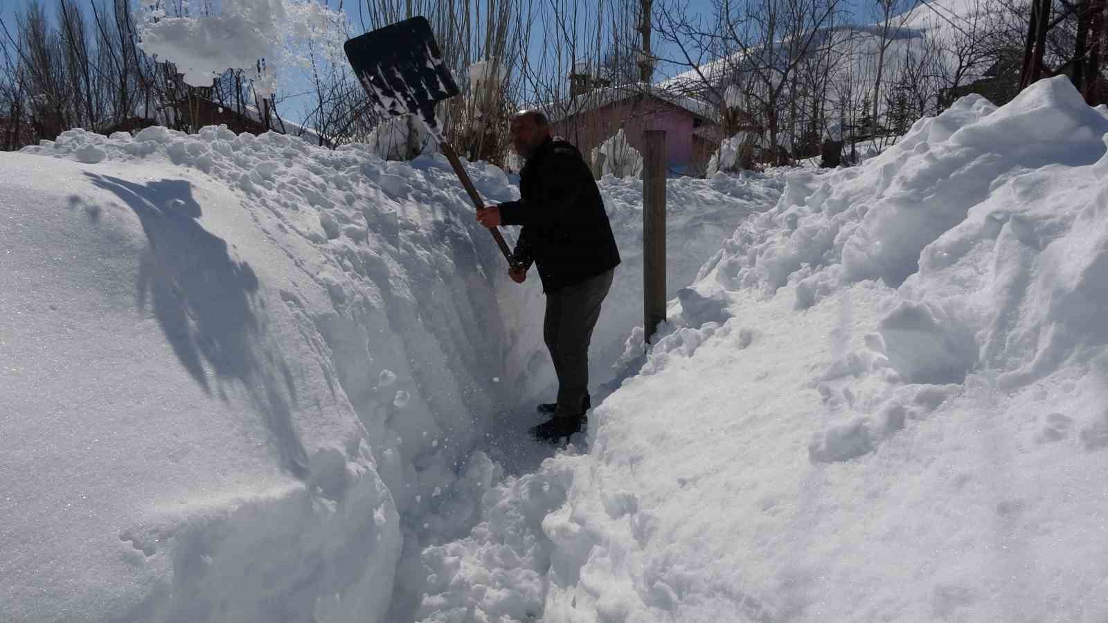 Kar tünelinden evlere ulaşım
