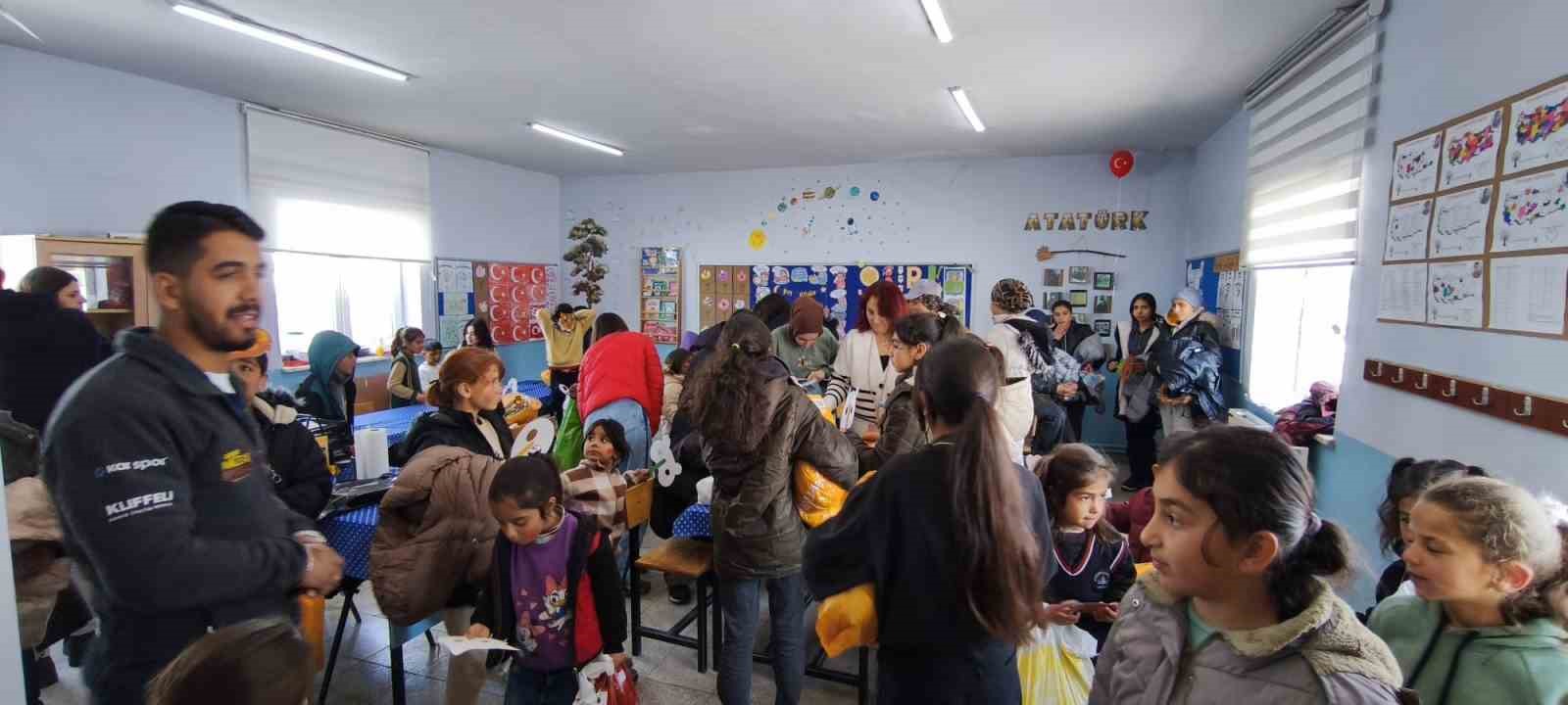 Kar tünellerinden geçerek zorlu yolları aştılar, kış şartlarında 2 bin 700 rakımlı köyde minik yürekleri ısıttılar
Kar tünellerinden geçerek zorlu yolları aştılar, kış şartlarında 2 bin 700 rakımlı köyde minik yürekleri ısıttılar