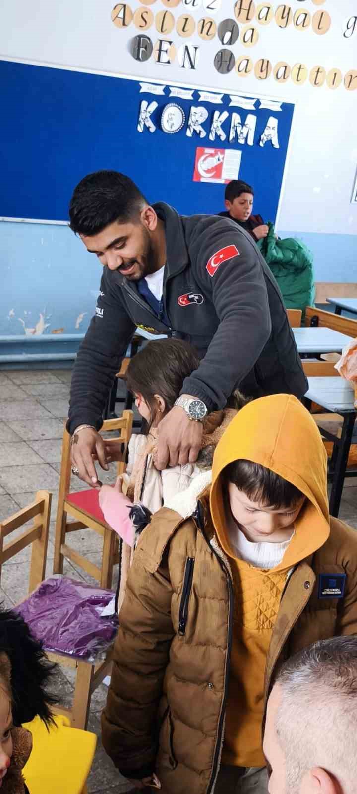 Kar tünellerinden geçerek zorlu yolları aştılar, kış şartlarında 2 bin 700 rakımlı köyde minik yürekleri ısıttılar
Kar tünellerinden geçerek zorlu yolları aştılar, kış şartlarında 2 bin 700 rakımlı köyde minik yürekleri ısıttılar