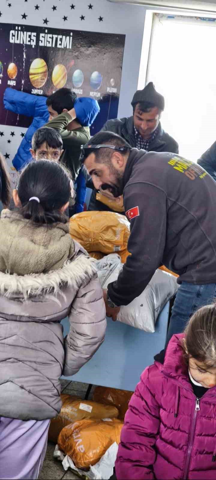 Kar tünellerinden geçerek zorlu yolları aştılar, kış şartlarında 2 bin 700 rakımlı köyde minik yürekleri ısıttılar
Kar tünellerinden geçerek zorlu yolları aştılar, kış şartlarında 2 bin 700 rakımlı köyde minik yürekleri ısıttılar