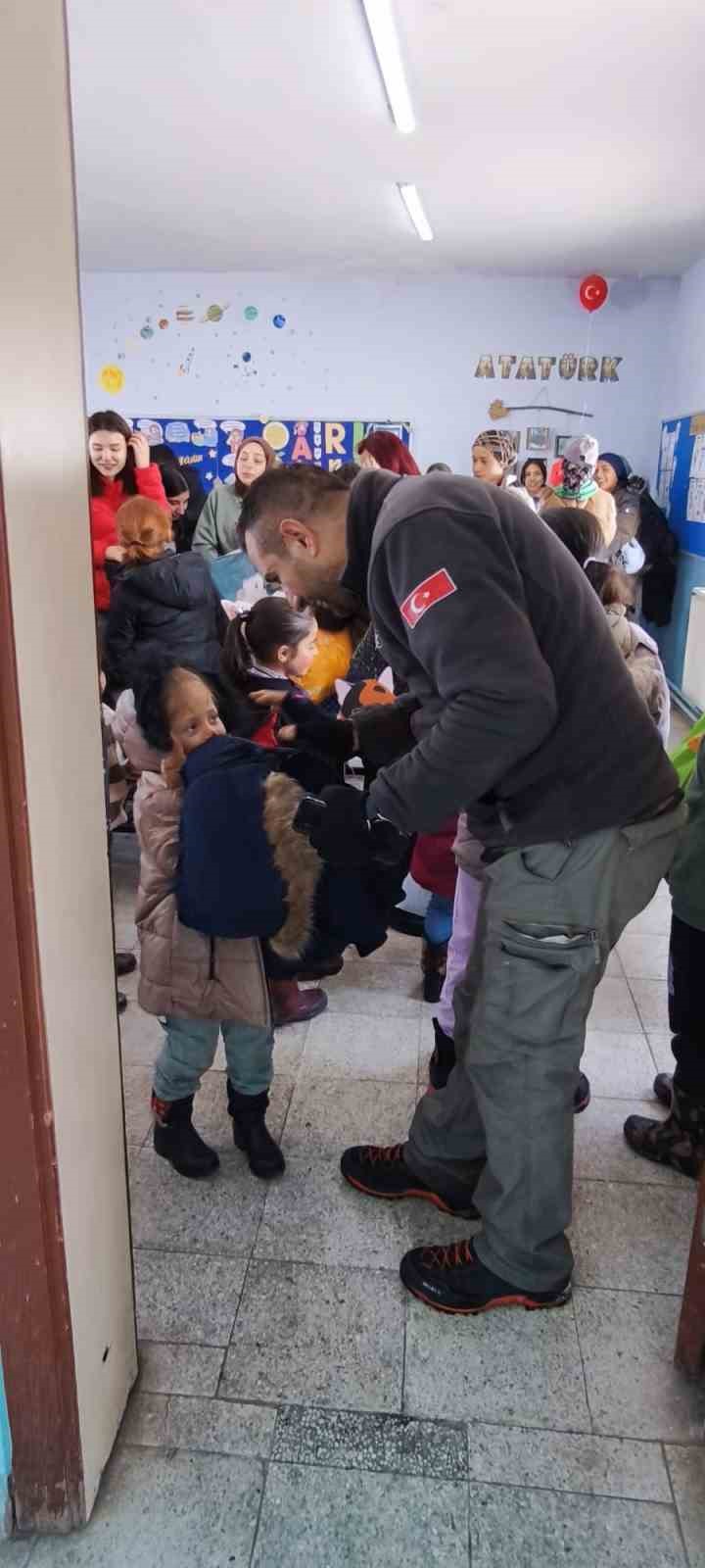 Kar tünellerinden geçerek zorlu yolları aştılar, kış şartlarında 2 bin 700 rakımlı köyde minik yürekleri ısıttılar
Kar tünellerinden geçerek zorlu yolları aştılar, kış şartlarında 2 bin 700 rakımlı köyde minik yürekleri ısıttılar