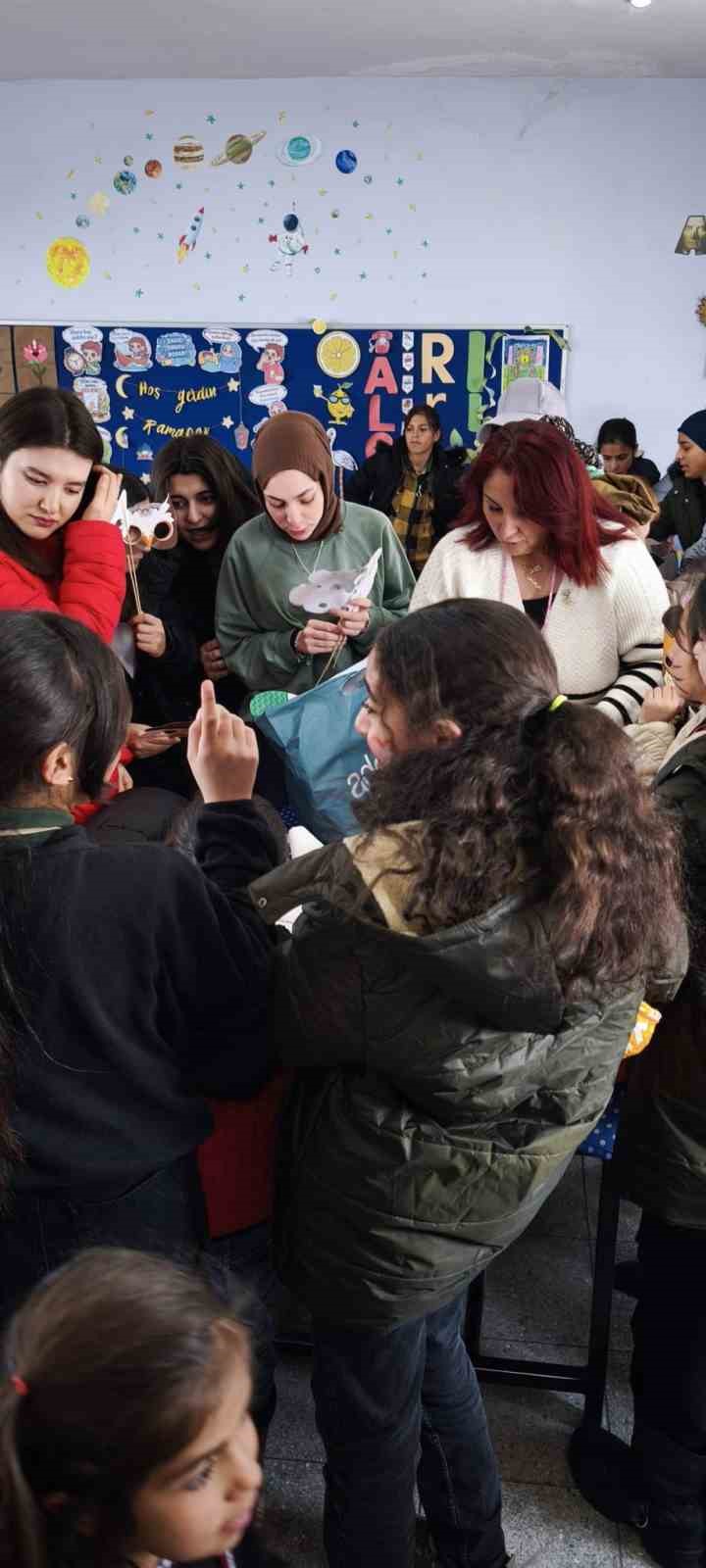 Kar tünellerinden geçerek zorlu yolları aştılar, kış şartlarında 2 bin 700 rakımlı köyde minik yürekleri ısıttılar
Kar tünellerinden geçerek zorlu yolları aştılar, kış şartlarında 2 bin 700 rakımlı köyde minik yürekleri ısıttılar