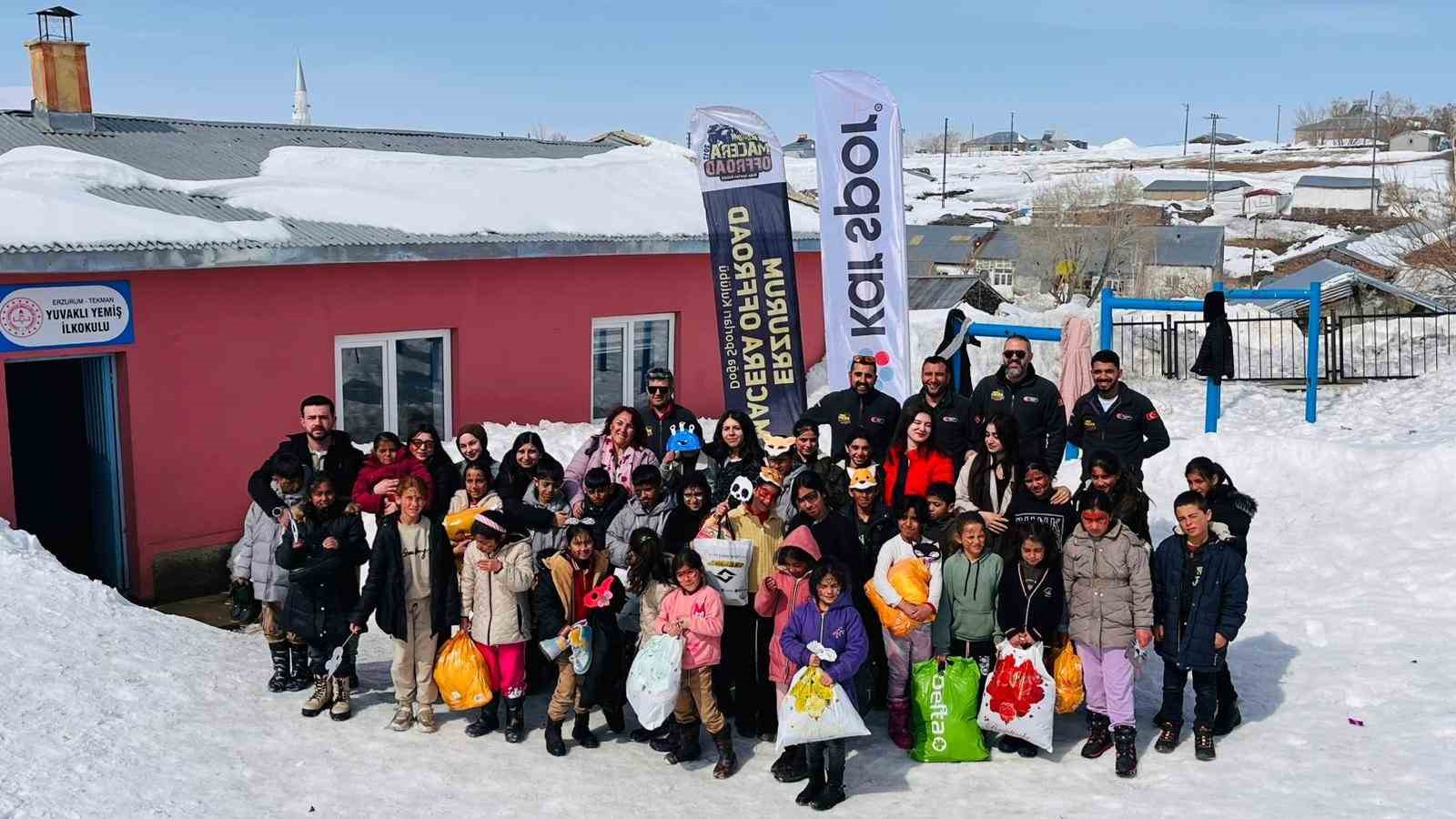 Kar tünellerinden geçerek zorlu yolları aştılar, kış şartlarında 2 bin 700 rakımlı köyde minik yürekleri ısıttılar
Kar tünellerinden geçerek zorlu yolları aştılar, kış şartlarında 2 bin 700 rakımlı köyde minik yürekleri ısıttılar