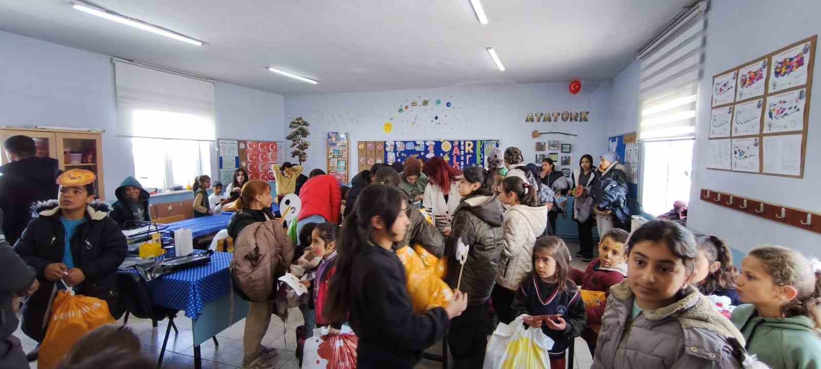 Kar tünellerinden geçerek zorlu yolları aştılar, kış şartlarında 2 bin 700 rakımlı köyde minik yürekleri ısıttılar
Kar tünellerinden geçerek zorlu yolları aştılar, kış şartlarında 2 bin 700 rakımlı köyde minik yürekleri ısıttılar