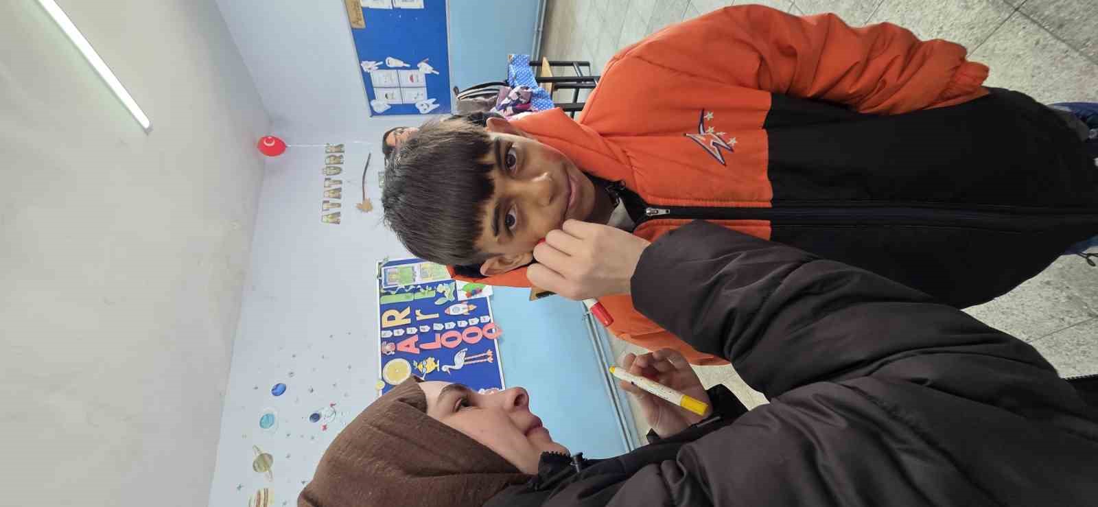 Kar tünellerinden geçerek zorlu yolları aştılar, kış şartlarında 2 bin 700 rakımlı köyde minik yürekleri ısıttılar
Kar tünellerinden geçerek zorlu yolları aştılar, kış şartlarında 2 bin 700 rakımlı köyde minik yürekleri ısıttılar