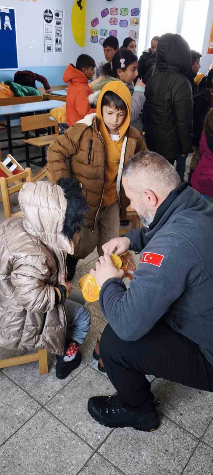 Kar tünellerinden geçerek zorlu yolları aştılar, kış şartlarında 2 bin 700 rakımlı köyde minik yürekleri ısıttılar
Kar tünellerinden geçerek zorlu yolları aştılar, kış şartlarında 2 bin 700 rakımlı köyde minik yürekleri ısıttılar