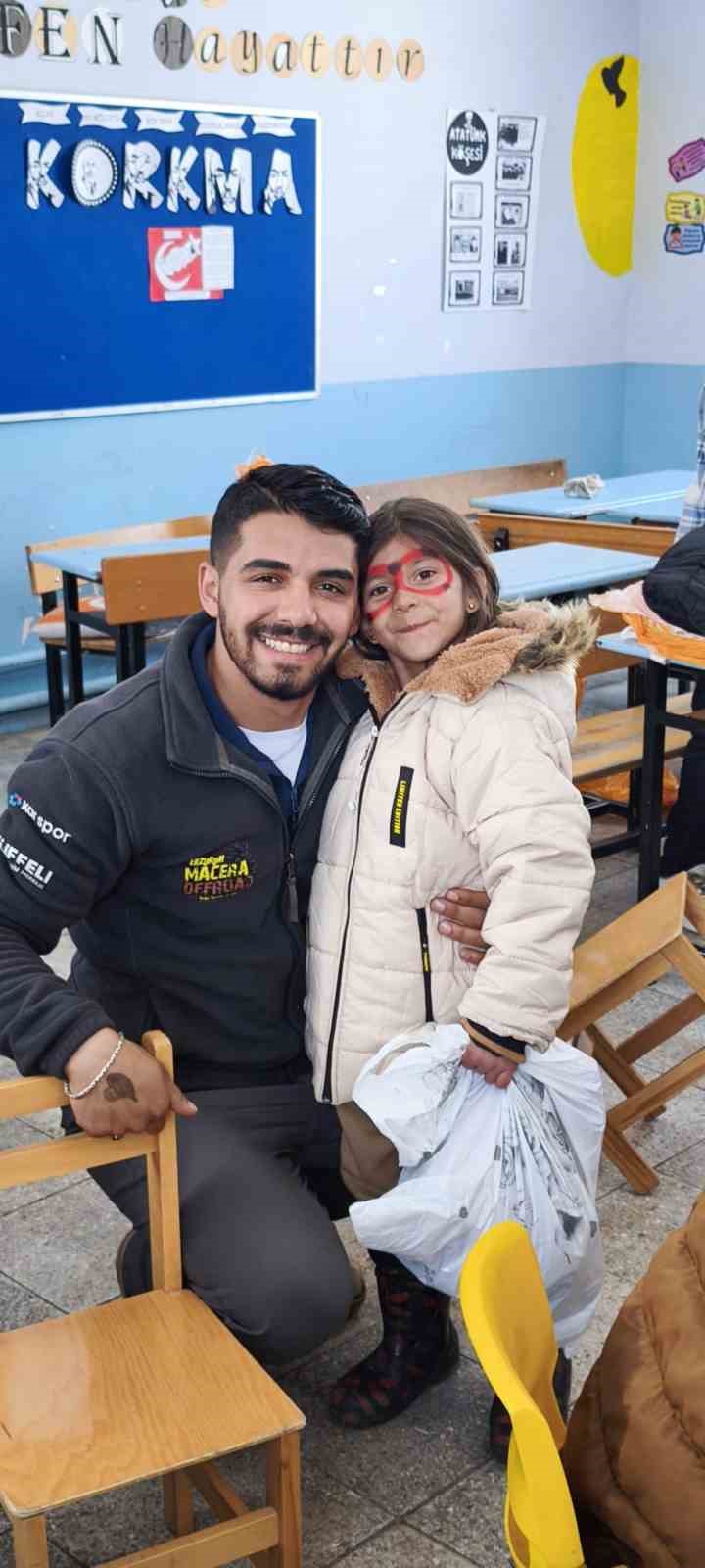 Kar tünellerinden geçerek zorlu yolları aştılar, kış şartlarında 2 bin 700 rakımlı köyde minik yürekleri ısıttılar
Kar tünellerinden geçerek zorlu yolları aştılar, kış şartlarında 2 bin 700 rakımlı köyde minik yürekleri ısıttılar