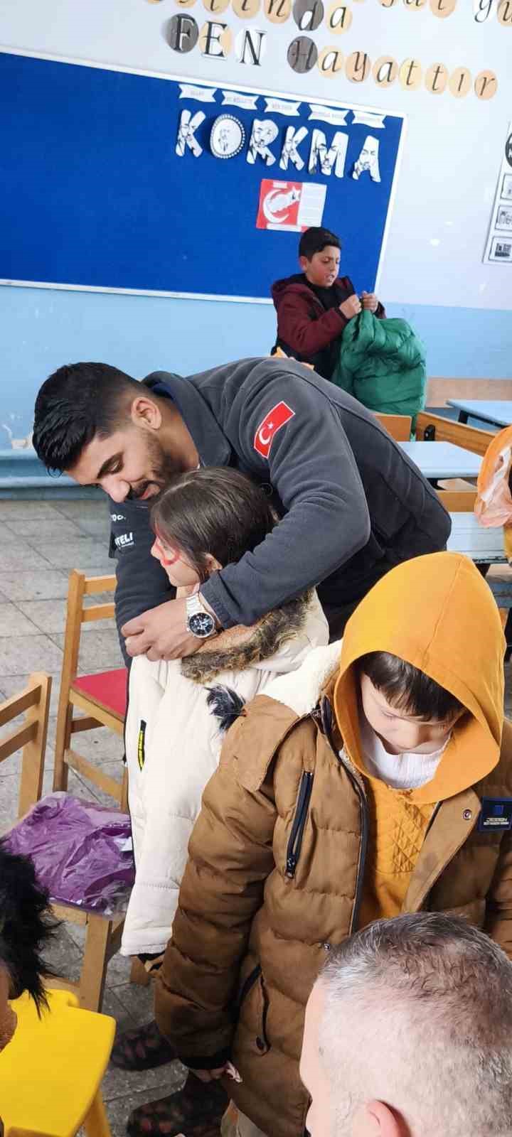 Kar tünellerinden geçerek zorlu yolları aştılar, kış şartlarında 2 bin 700 rakımlı köyde minik yürekleri ısıttılar
Kar tünellerinden geçerek zorlu yolları aştılar, kış şartlarında 2 bin 700 rakımlı köyde minik yürekleri ısıttılar