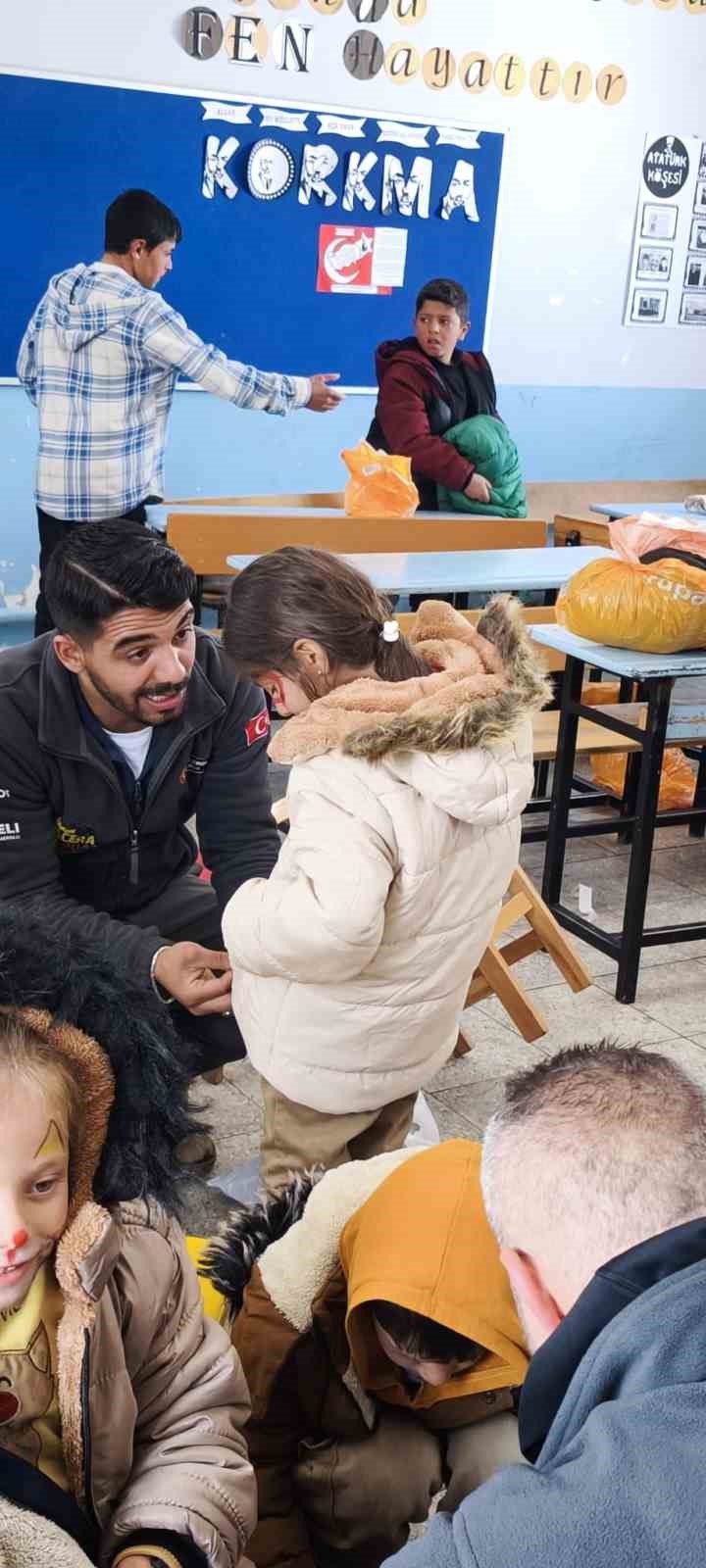 Kar tünellerinden geçerek zorlu yolları aştılar, kış şartlarında 2 bin 700 rakımlı köyde minik yürekleri ısıttılar
Kar tünellerinden geçerek zorlu yolları aştılar, kış şartlarında 2 bin 700 rakımlı köyde minik yürekleri ısıttılar