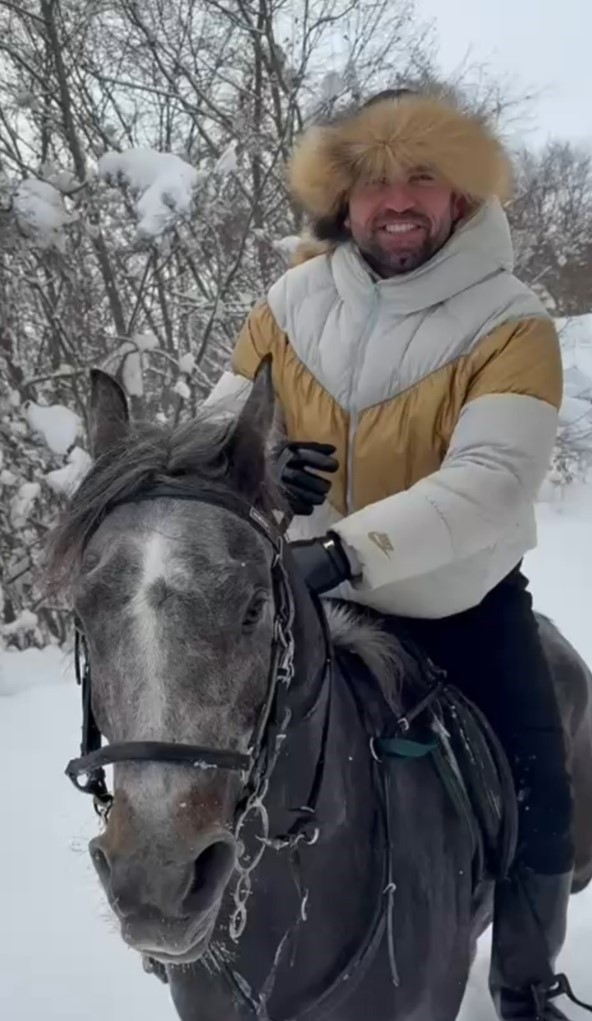 Kar üstünde dört nala at şovu
