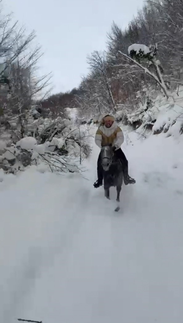 Kar üstünde dört nala at şovu
