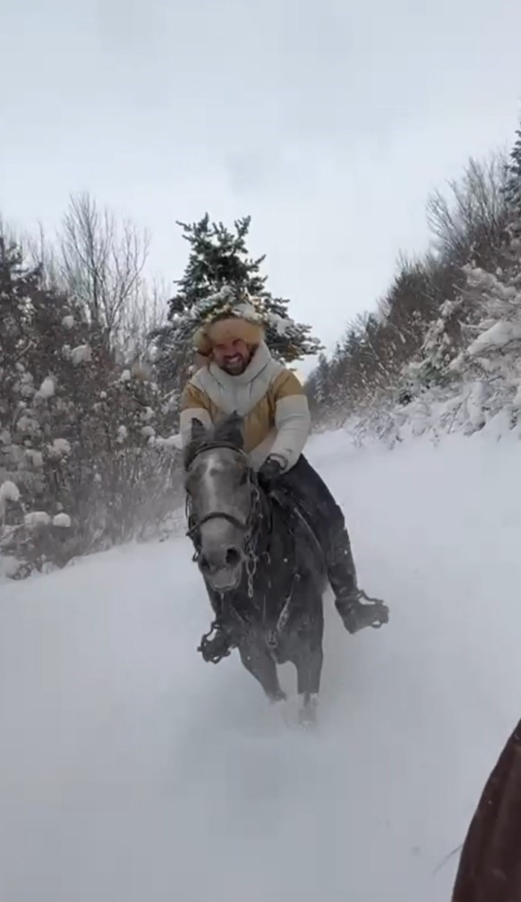 Kar üstünde dört nala at şovu
