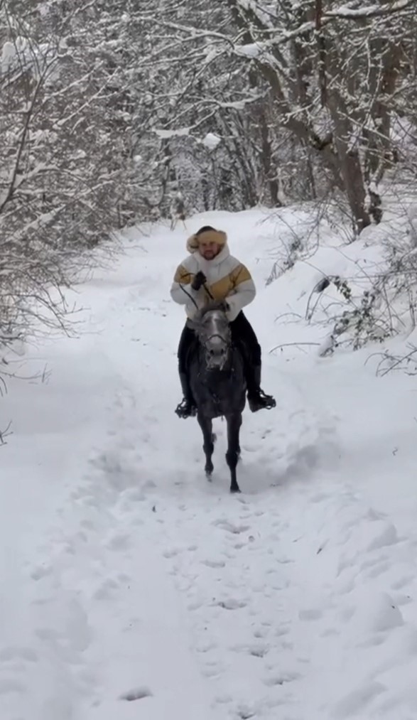 Kar üstünde dört nala at şovu
