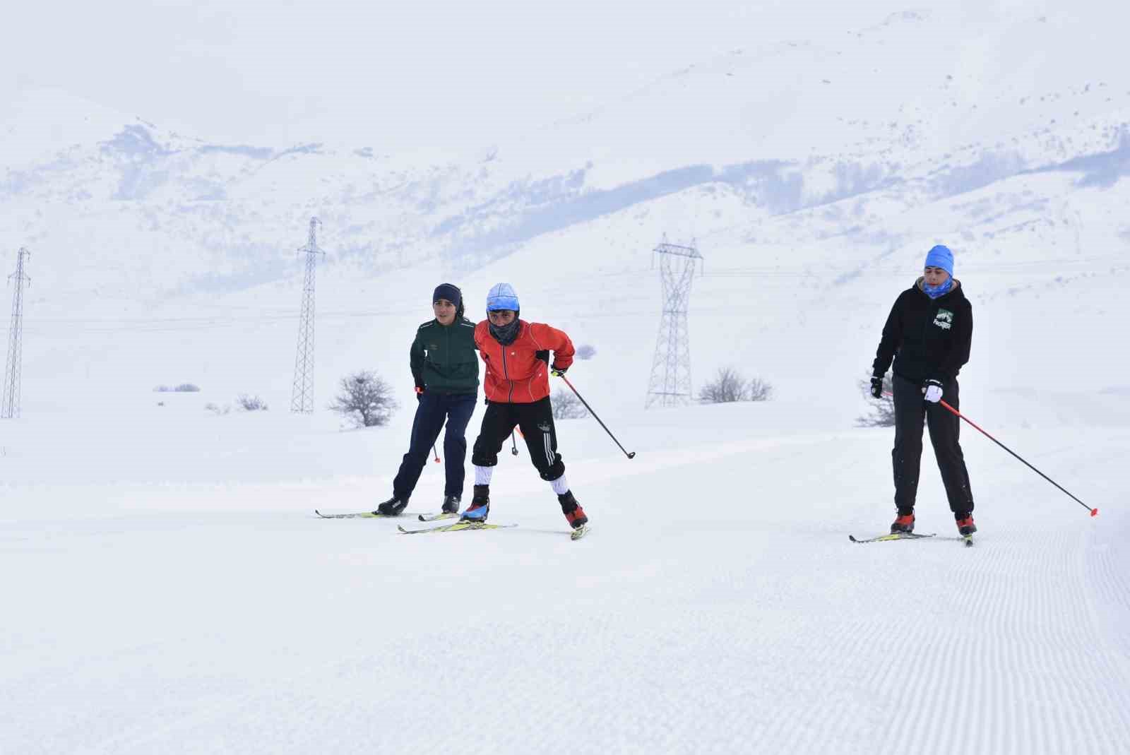 Kar ve ayaz altında şampiyonluk mesaisi
