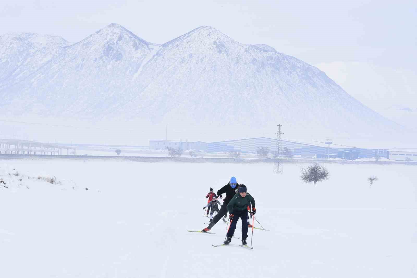 Kar ve ayaz altında şampiyonluk mesaisi
