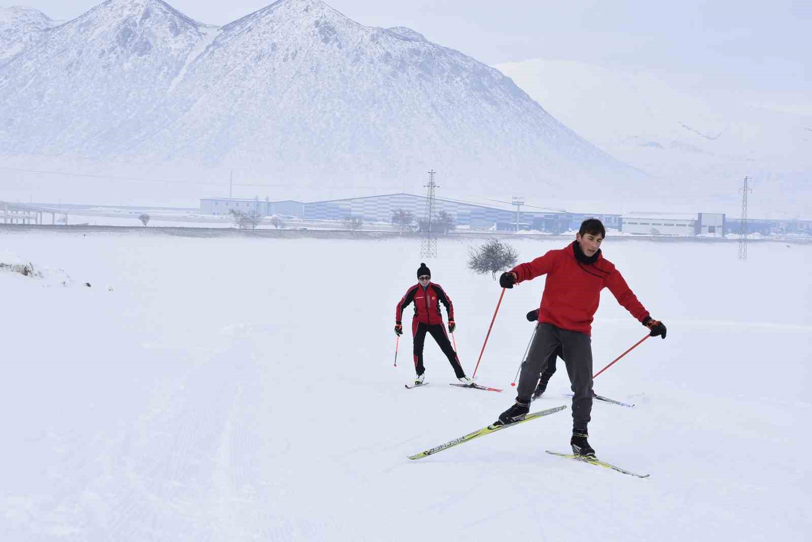 Kar ve ayaz altında şampiyonluk mesaisi
