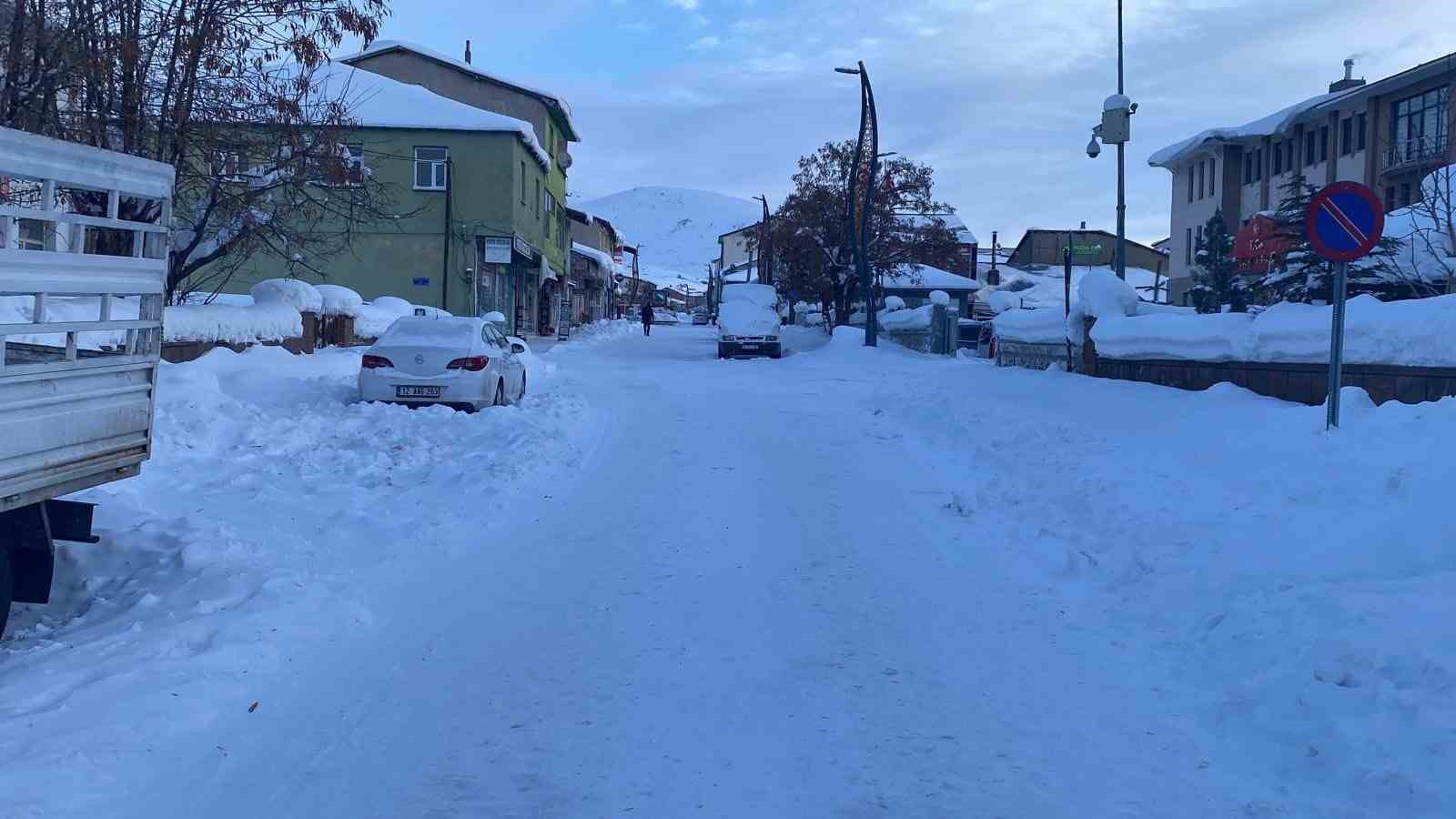 Kar ve buzla kaplı Karlıova sessizliğe büründü
