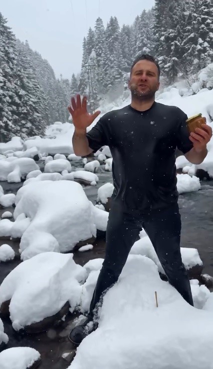Kar ve soğuğa aldırmadı, ürününü tanıtmak için dereye girdi
Kar ve soğuğa aldırmadı, ürününü tanıtmak için dereye girdi