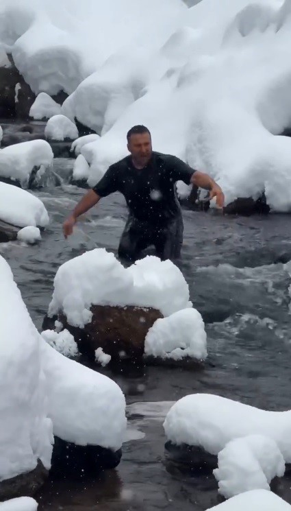 Kar ve soğuğa aldırmadı, ürününü tanıtmak için dereye girdi
Kar ve soğuğa aldırmadı, ürününü tanıtmak için dereye girdi