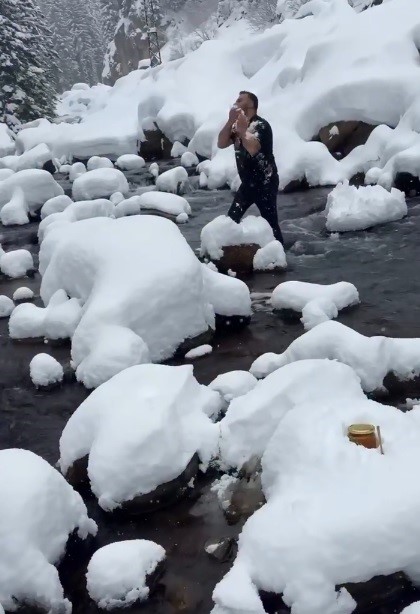 Kar ve soğuğa aldırmadı, ürününü tanıtmak için dereye girdi
Kar ve soğuğa aldırmadı, ürününü tanıtmak için dereye girdi