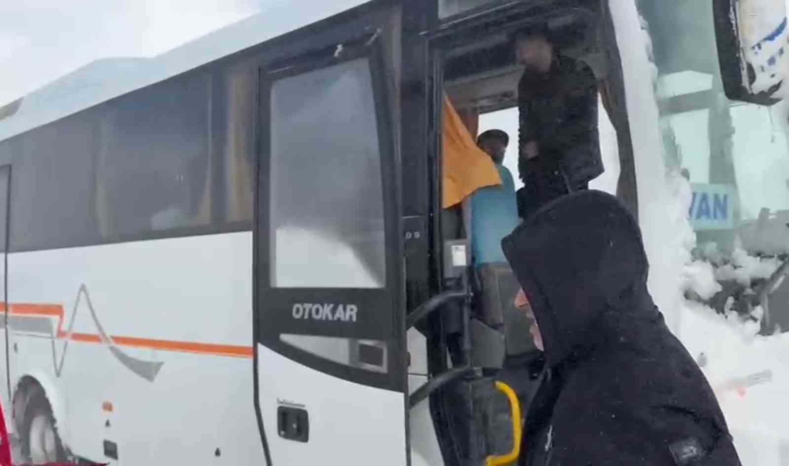 Kar ve tipi, Tendürek geçidini kapattı
