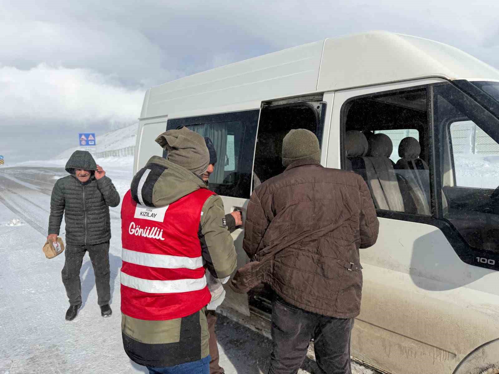 Kar ve tipi, Tendürek geçidini kapattı
