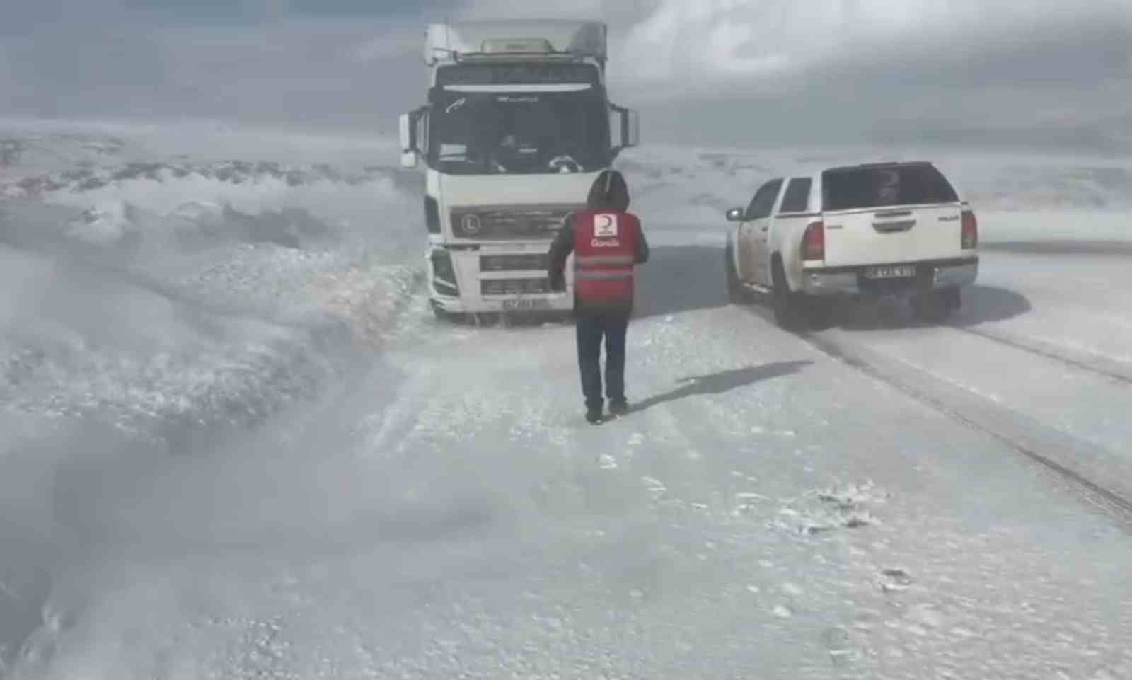 Kar ve tipi, Tendürek geçidini kapattı
